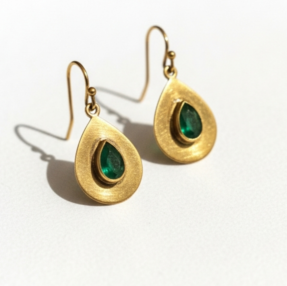 925 Elegant Sterling Silver and Green Glass Teardrop Earrings